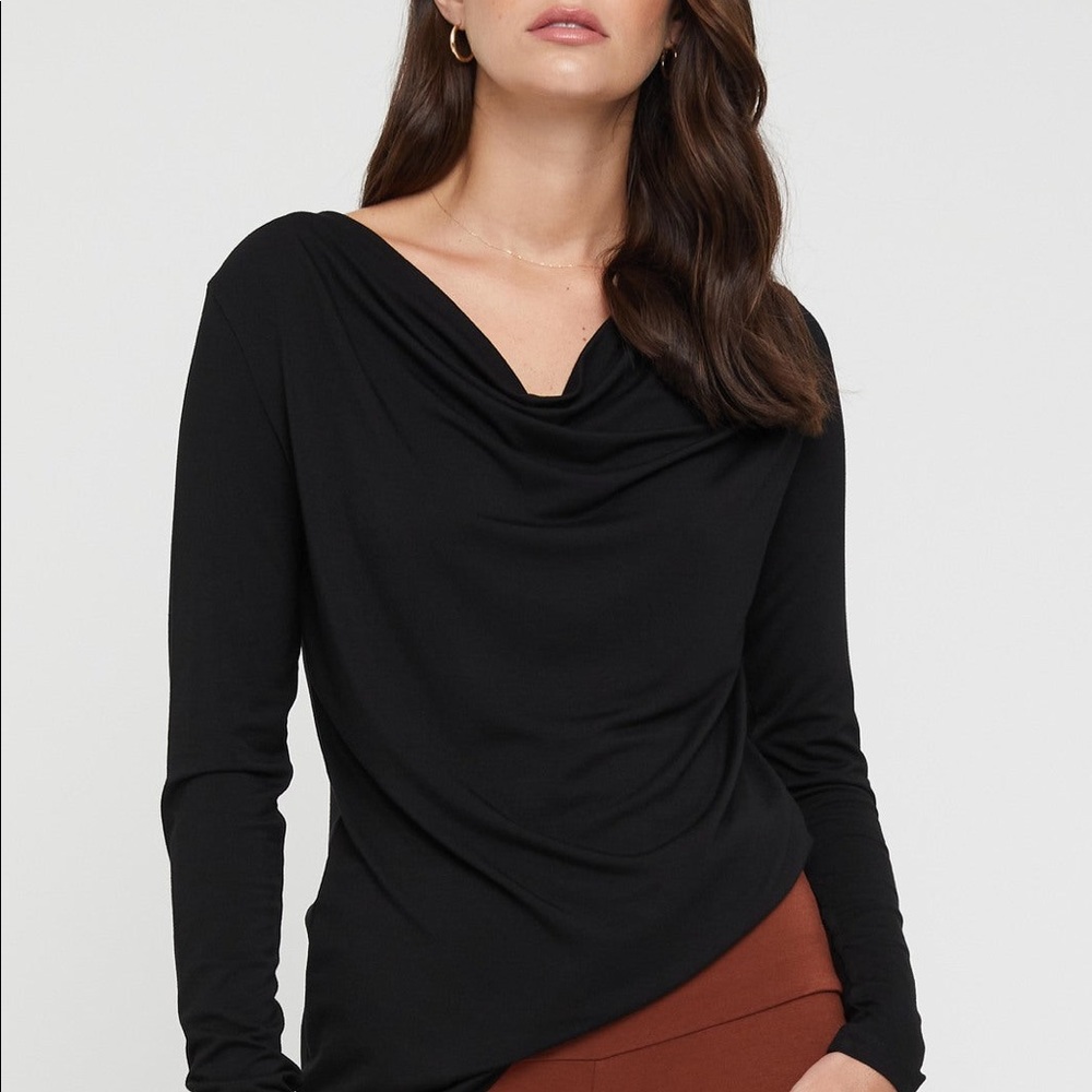 ✨3 for $20✨ black scoop cowl neck top